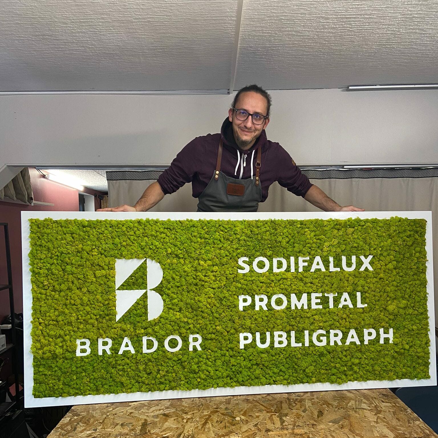 Végétalisation d’un logo en lichen pour BRADOR à Dijon